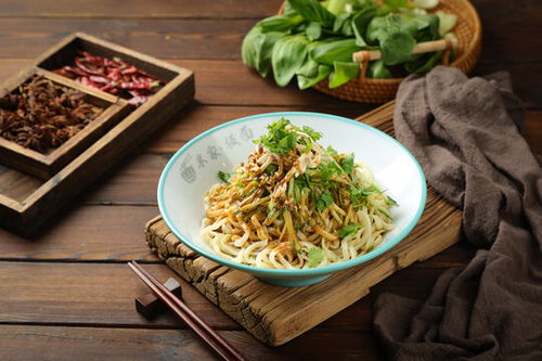 一碗炸酱面里的中华烟火 从家常美味到视觉盛宴